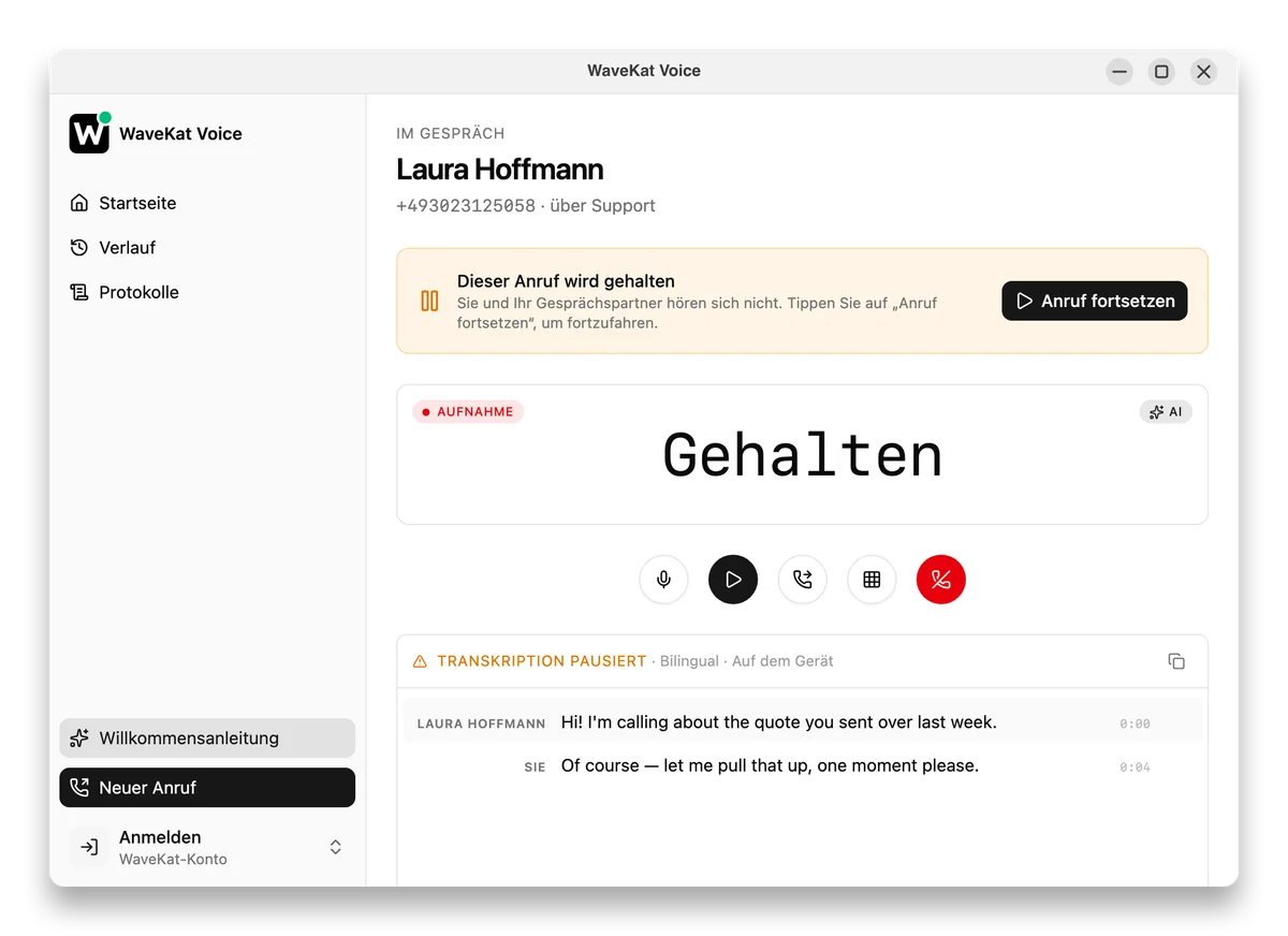 WaveKat Voice auf Ubuntu — ein gehaltener Anruf: das Warteschleifen-Banner mit Fortsetzen, die Transkription pausiert.