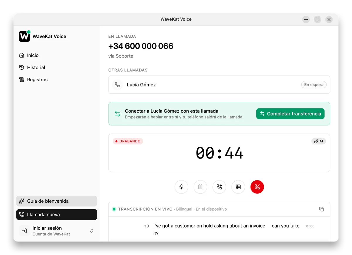 WaveKat Voice en el escritorio durante una transferencia consultada — quien llama está en espera, junto al botón Completar transferencia.